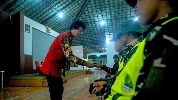 kak-seto-meninjau-siswa-yang-menjalani-pendidikan-di-barak-militer-1746952753155_169.jpeg