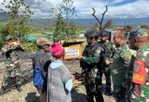 Satgas Pasgat TNI AU Salurkan Bantuan untuk Korban Kebakaran di Oksibil