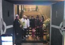 Gunting Pita Tandai Grand Opening Berlian KTV Karaoke