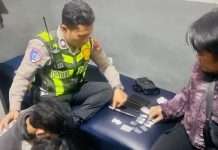 Kejar dan Geledah Pemotor, Satlantas Polres Batu Amankan Narkoba dan Sajam