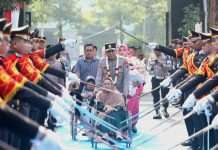 Disambut Pedang Pora dan Atraksi Budaya, Irjen Pol Dekananto Eko Purwono Resmi Pimpin Polda Jatim